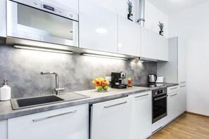 Refrigerador, microondas, horno, placa de cocina