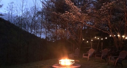 Peaceful, Private Mountain Cottage 13miles from Gatlinburg & Pigeon Forge.