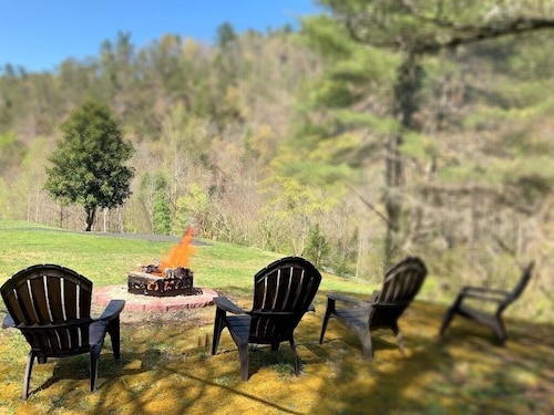 Peaceful, Private Mountain Cottage 13miles from Gatlinburg & Pigeon Forge.