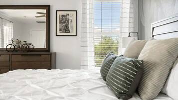 4 soverom, skrivebord, strykejern/-brett og reiseseng for barn