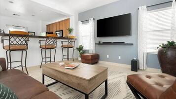 Smart-TV, bøker, kontorer og printere