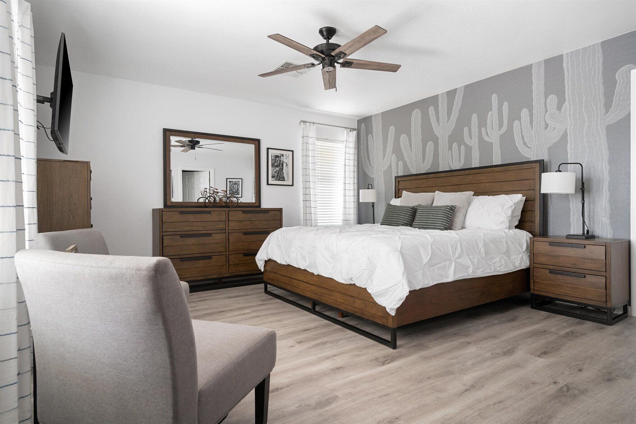4 bedrooms, desk, iron/ironing board, travel crib