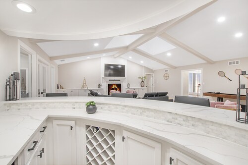 ★Dallas Spacious Luxe House • Modern 4BR w/ Heated Pool, Spa • Sleeps 14+★