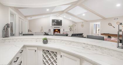 ★Dallas Spacious Luxe House • Modern 4BR w/ Heated Pool, Spa • Sleeps 14+★