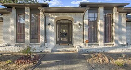 ★Dallas Spacious Luxe House • Modern 4BR w/ Heated Pool, Spa • Sleeps 14+★