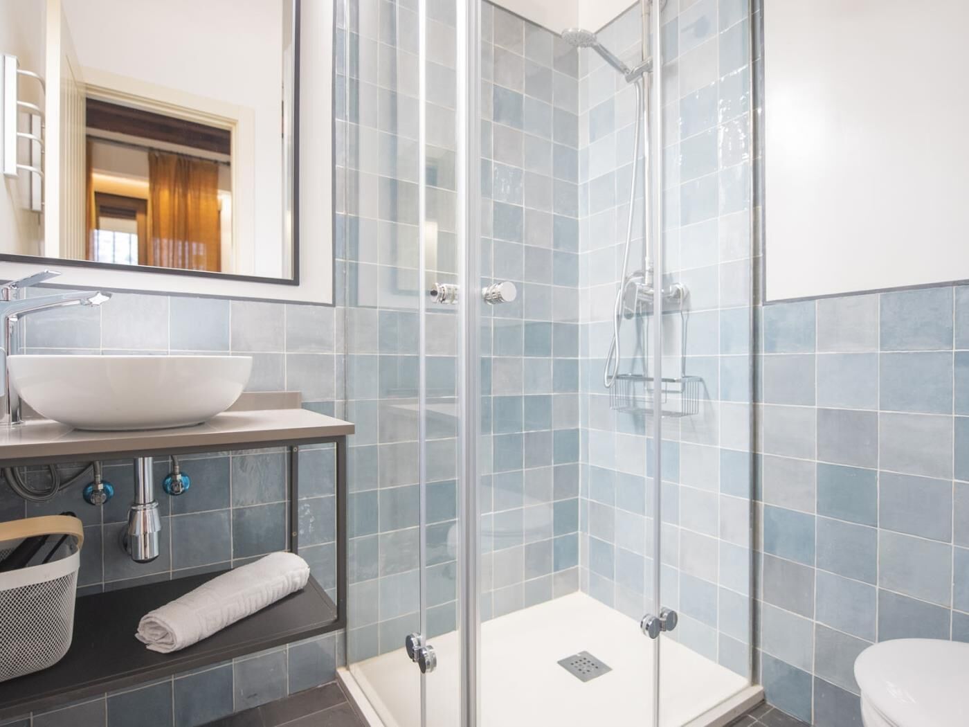 Een haardroger, handdoeken