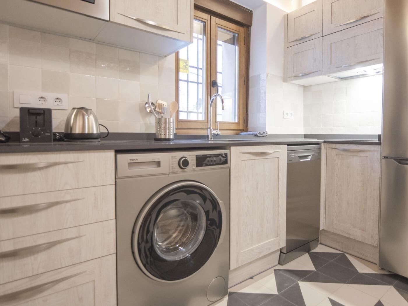 Kjøleskap, mikrobølgeovn, oppvaskmaskin og kaffetrakter/tekoker