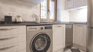 Réfrigérateur, micro-ondes, lave-vaisselle, cafetière/bouilloire