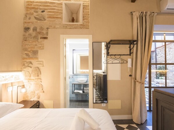 Iron/ironing board, internet, bed sheets