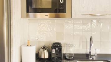 Fridge, microwave, dishwasher, coffee/tea maker