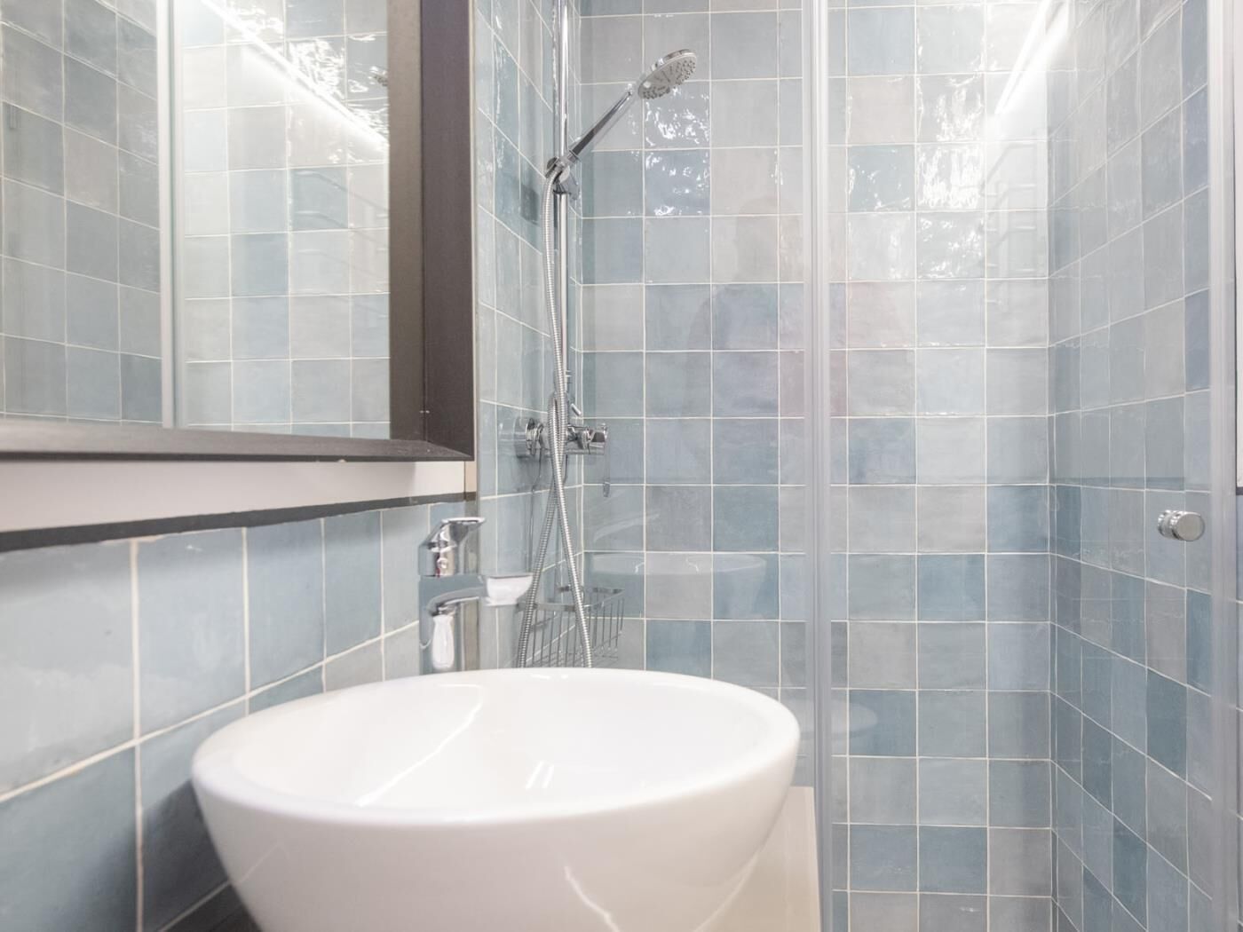 Een haardroger, handdoeken