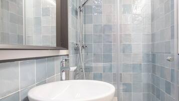 Een haardroger, handdoeken