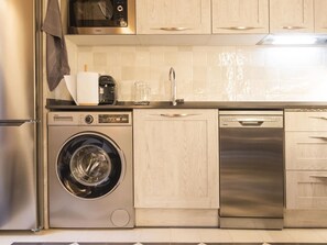 Fridge, microwave, dishwasher, coffee/tea maker