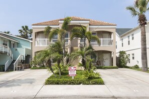 Exterior - Cushy Crab, Pool and 3 Minute Walk to Beach!! (South Padre Island)