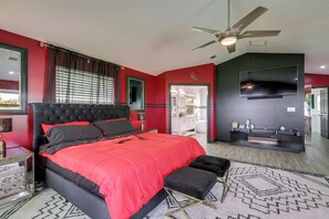 3 bedrooms, iron/ironing board, travel crib, free internet