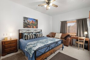 Desk, iron/ironing board, travel cot, free WiFi - Grand Canyon/2 blocks to RT 66 /Stocked Kitchen/Great Beds (Williams)