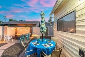 Outdoor dining - Grand Canyon/2 blocks to RT 66 /Stocked Kitchen/Great Beds (Williams)