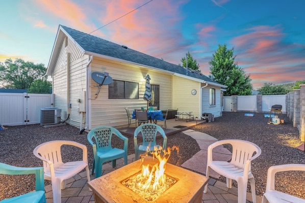 Outdoor dining - Grand Canyon/2 blocks to RT 66 /Stocked Kitchen/Great Beds (Williams)