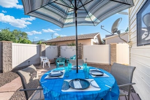 Outdoor dining - Grand Canyon/2 blocks to RT 66 /Stocked Kitchen/Great Beds (Williams)