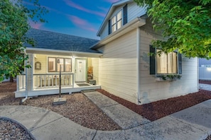 Exterior - Grand Canyon/2 blocks to RT 66 /Stocked Kitchen/Great Beds (Williams)