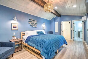 3 bedrooms, desk, iron/ironing board, travel crib - Colorful Golden Getaway w/ Panoramic Views! (Golden)