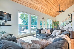 TV, fireplace, DVD player, books - Colorful Golden Getaway w/ Panoramic Views! (Golden)