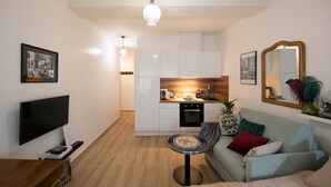 A modern apartment with a living room, a kitchen, and a dining area. - Le Gatsby - Superbe cocon cosy 1mn place Bellecour (Lyon)