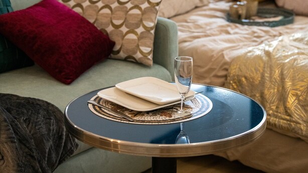A neatly arranged dining area with a table, plates, and a glass of water. - Le Gatsby - Superbe cocon cosy 1mn place Bellecour (Lyon)