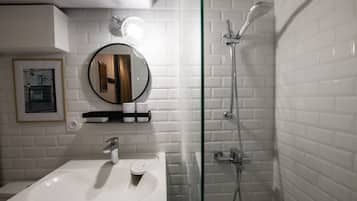 Douche, sĂšche-cheveux, serviettes fournies