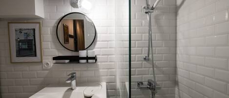 Douche, sèche-cheveux, serviettes fournies