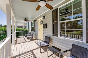 Terrace/patio - Backyard Fire-Pit, Modern, Roomy, 7 Min Downtown (Richmond)