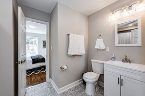 淋浴/盆浴组合、吹风机、毛巾、肥皂