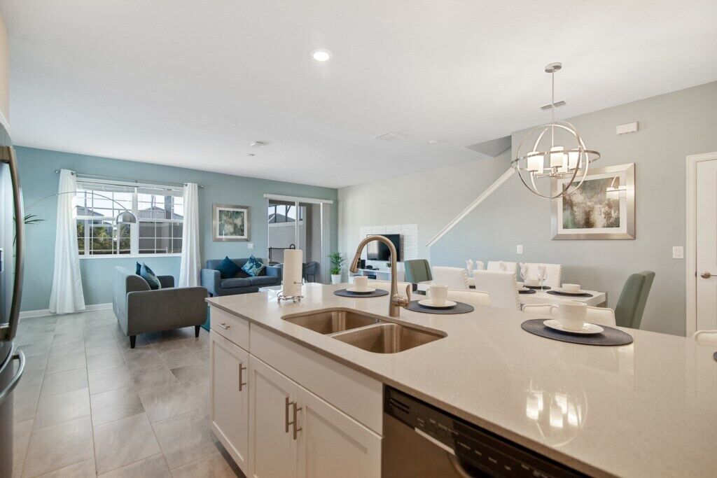 Luxury Townhome, 5 Bedrooms, Corner | Private kitchen | Full-size fridge, microwave, oven, stovetop