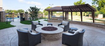 Great Location! Outdoor Pool. Free Breakfast. Gym.