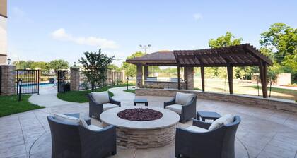Great Location! Outdoor Pool. Free Breakfast. Gym.