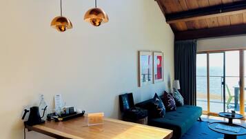 Premier Suite | Premium bedding, down comforters, in-room safe, blackout drapes