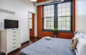 1 dormitorio, tabla de planchar con plancha, wifi y ropa de cama