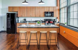 Frigorífico, microondas, horno y placa de cocina