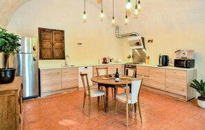 Réfrigérateur, plaque de cuisson, lave-vaisselle, cafetiÚre/bouilloire