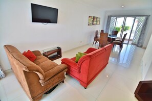 Televisi layar datar 32-inci dengan saluran TV kabel dan TV