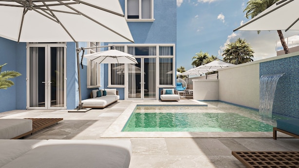 Ein moderner Poolbereich im Freien mit einer blauen Kachelwand, einem kleinen Pool und einer Sitzgelegenheit mit einer Couch und Stühlen.