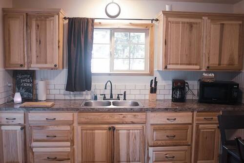 Cabane Familiale | Coin cuisine privé | Grand réfrigérateur, micro-ondes, plaque de cuisson