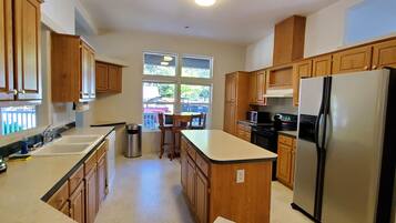 Premium House | Private kitchen | Full-size fridge, microwave, stovetop, coffee/tea maker