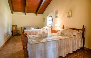 4 bedrooms, travel cot, free WiFi, bed sheets - Beautiful home in Algodonales with WiFi (Algodonales)