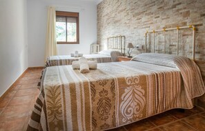 4 bedrooms, travel crib, free WiFi, bed sheets - Beautiful home in Algodonales with WiFi (Algodonales)