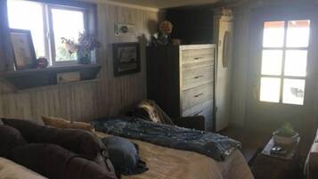 1 bedroom, iron/ironing board, travel cot, free WiFi