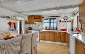 Kjøleskap, kokeplater, oppvaskmaskin og kaffetrakter/tekoker
