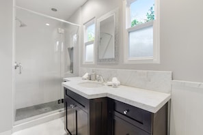 Combined shower/bathtub, hair dryer, towels, soap - Walk to Famous Ventura Boulevard w/ Pool, Pingpong, BBQ (Los Angeles)