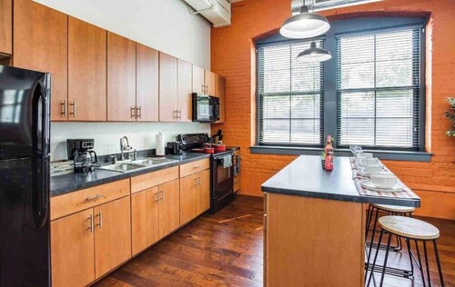 ~2~ NY Style Centric Loft with King Bed by Park av