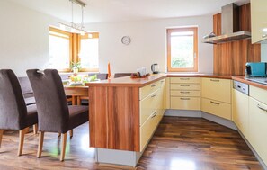 Réfrigérateur, four à micro-ondes, surface de cuisson, lave-vaisselle